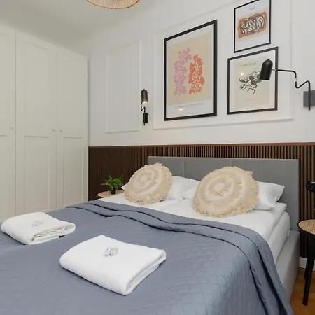 Stylish Nowolipie Close To Old Town Square By Renters شقة